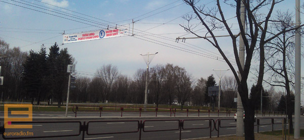Рэкламная расцяжка на вуліцы Ташкенцкай ля "Чыжоўка-Арэны"