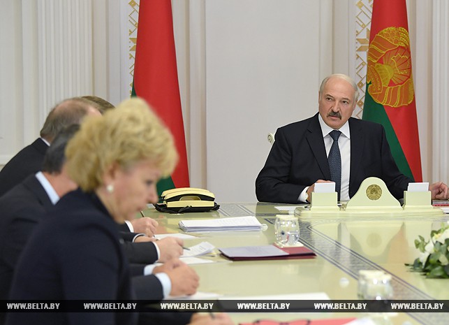 Лукашэнка: Зарплата ў банках мусіць адпавядаць узроўню заробкаў па краіне