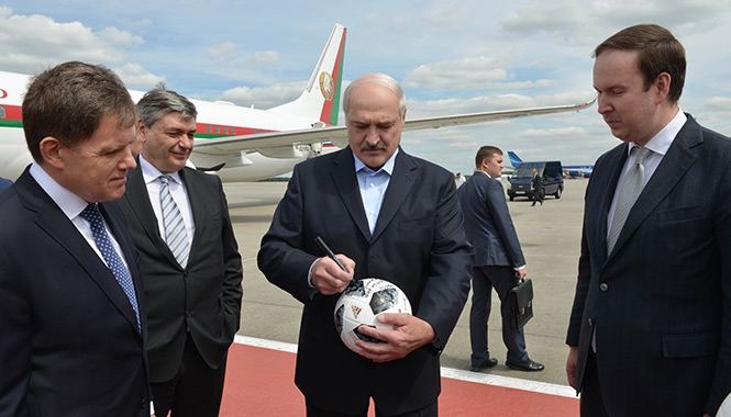 Лукашэнка згуляў у футбол на аэрадроме ў Маскве (відэа)