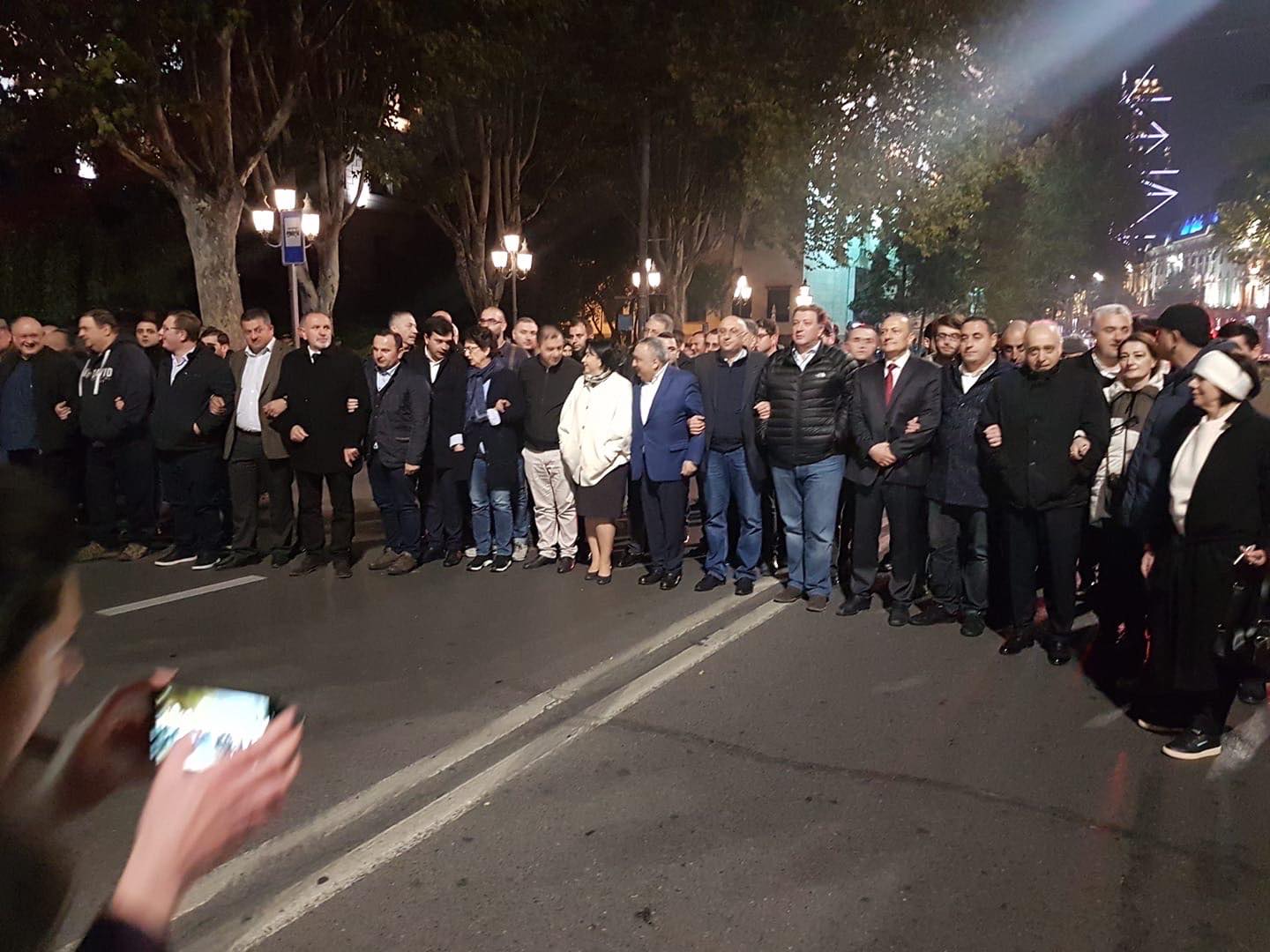 Жители Тбилиси вышли на улицы с требованием досрочных парламентских выборов