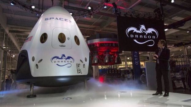 SpaceX збіраецца адправіць у 2018 годзе на Месяц двух турыстаў