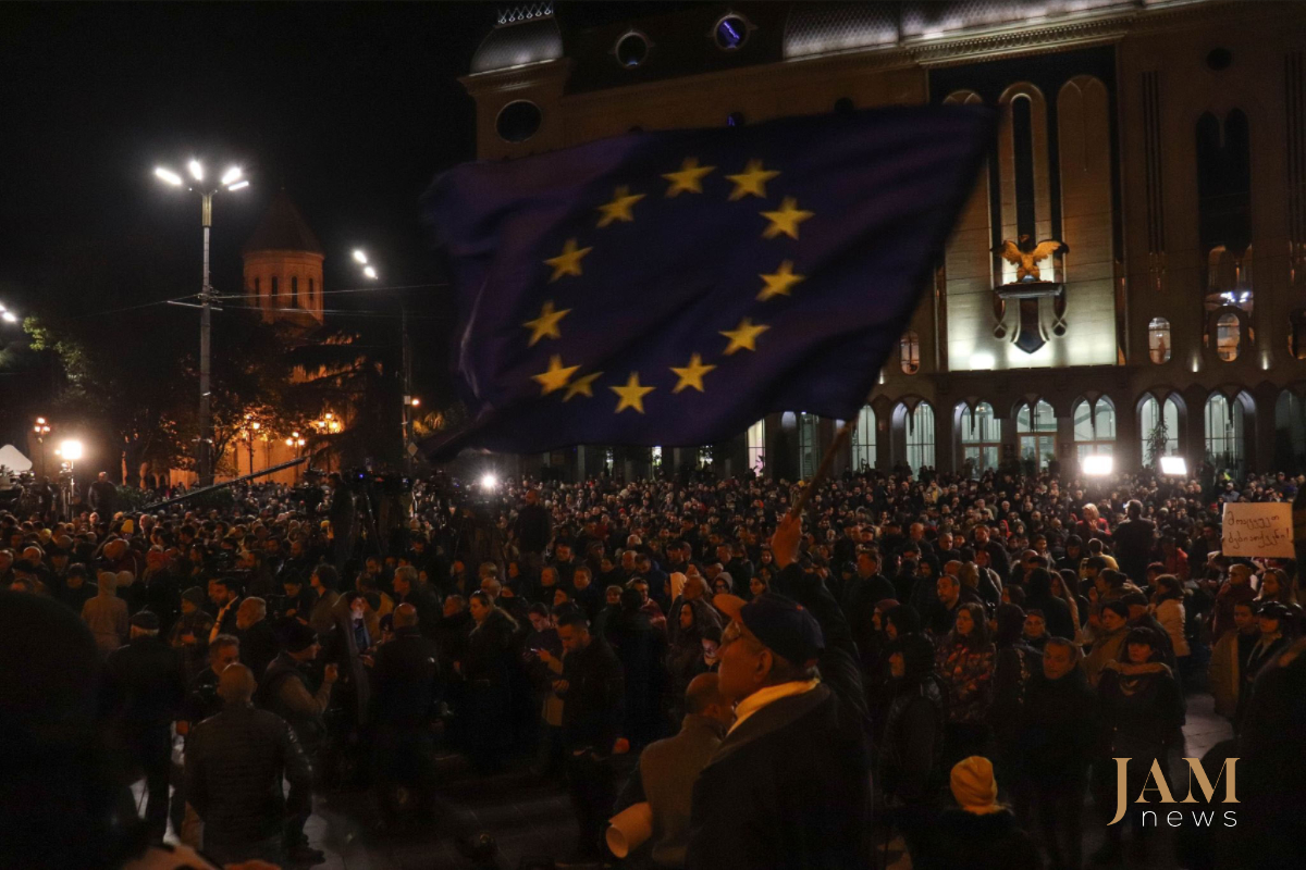 Жители Тбилиси вышли на улицы с требованием досрочных парламентских выборов