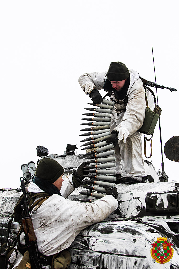 Фотафакт: беларускую бронетэхніку маскіруюць з дапамогай газет