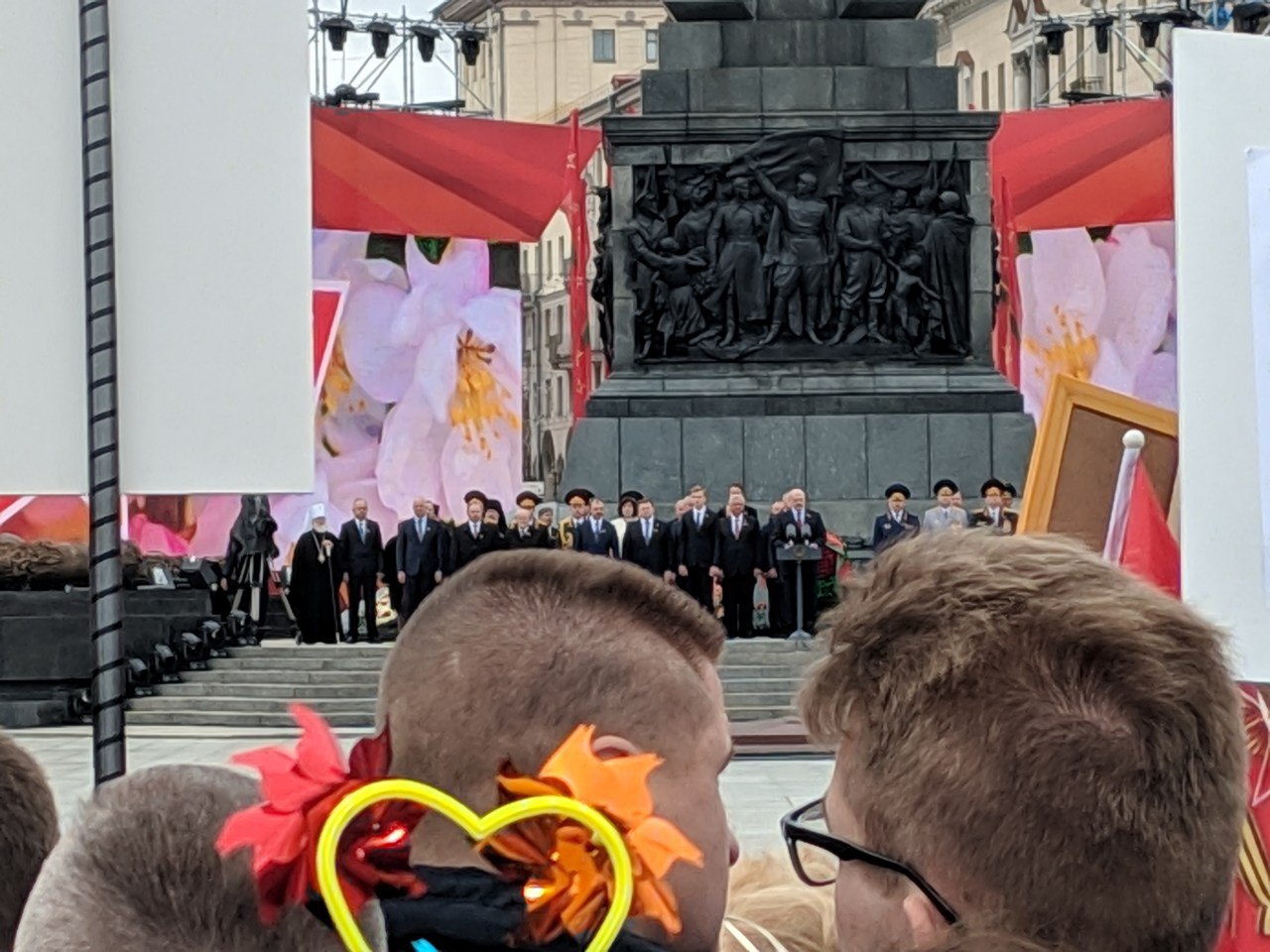 Лукашэнка з сынамі ўскладаў вянок і кветкі да манумента Перамогі (фота)