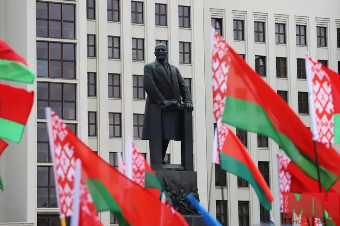 Уцелевшие коммунисты возложили цветы к памятнику Ленину в Минске