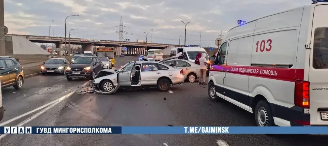 В Минске Mazda вылетела на встречную полосу — есть пострадавшие