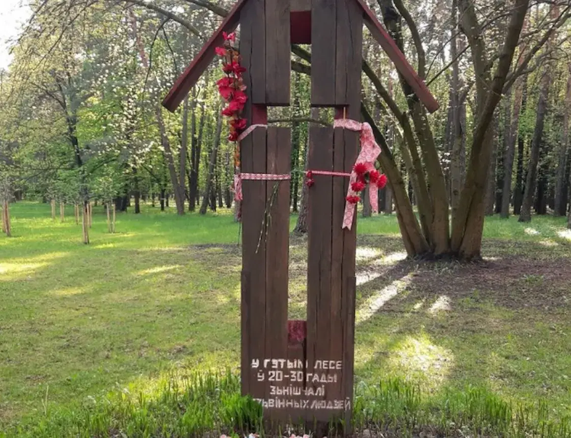 На памятный знак в минском парке вернули надпись о жертвах репрессий