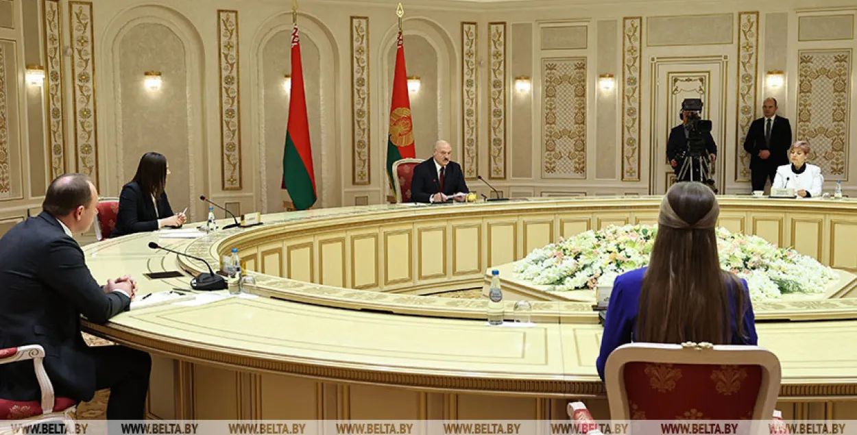 Александр Лукашенко во время интервью / БЕЛТА