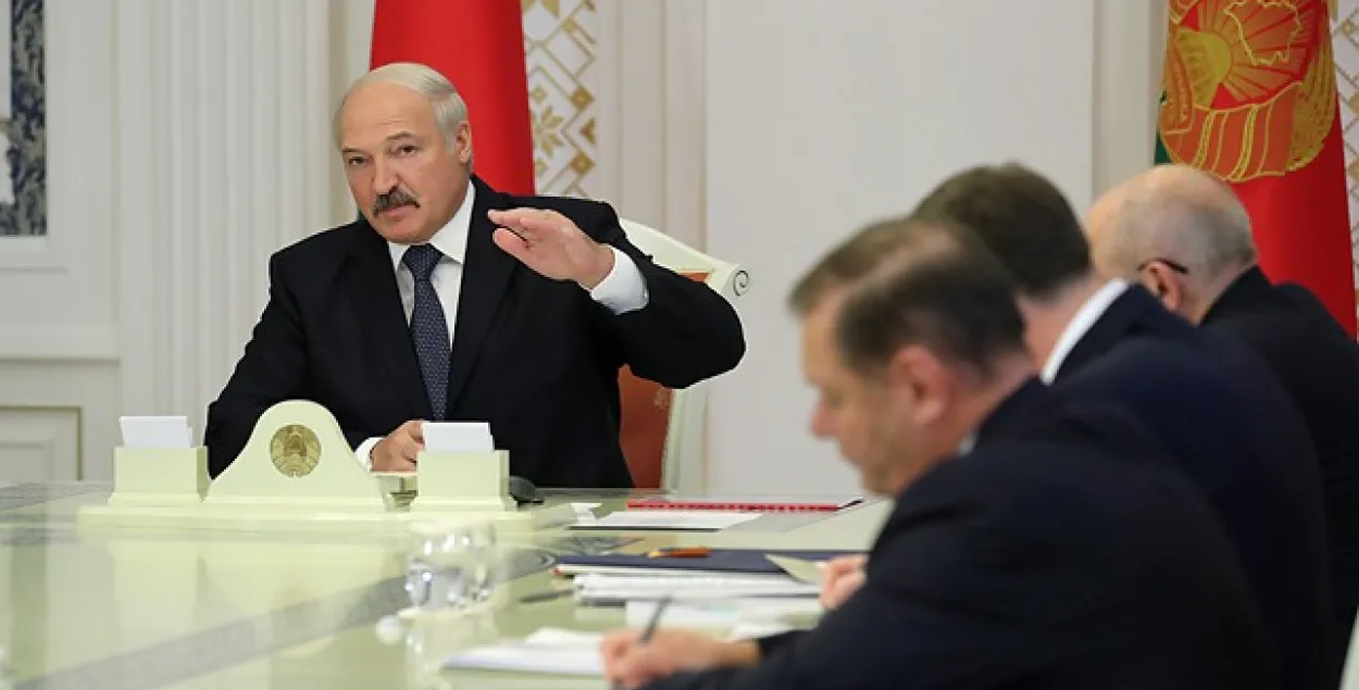 Лукашэнка: Зарплата ў банках мусіць адпавядаць узроўню заробкаў па краіне