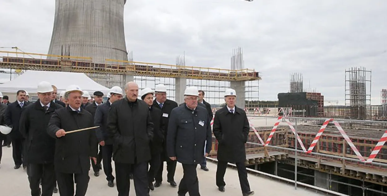 Аляксандру Лукашэнку паведамілі, што АЭС будуецца строга па графіку (фота)