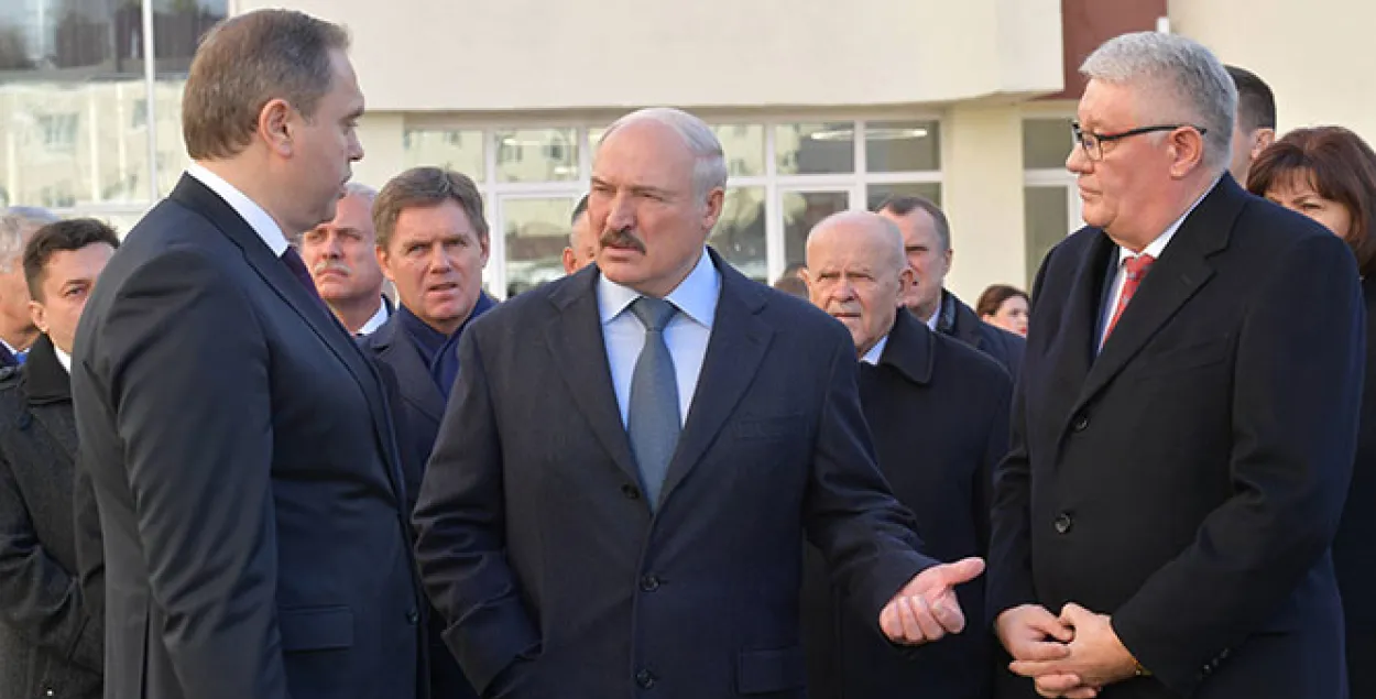 Лукашенко назвал мудаком наблюдателя, который снял на видео вброс бюлетеней