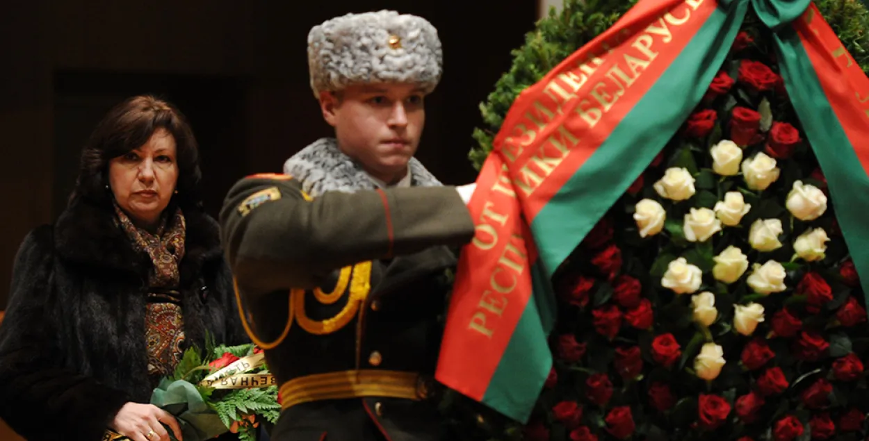 Фотафакт: у філармонію прынеслі вянок ад Лукашэнкі  