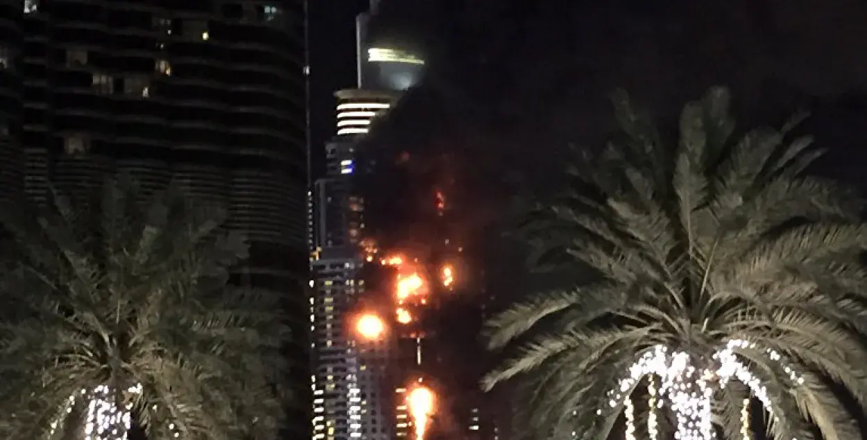 Вялізны пажар у хмарачосе ў Дубаі (фота, відэа)