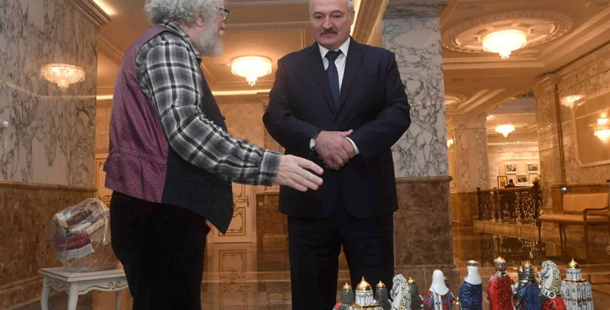 Венедыктаў падарыў Лукашэнку шахматы за 7 тысяч еўра, вырабленыя ў Мінску