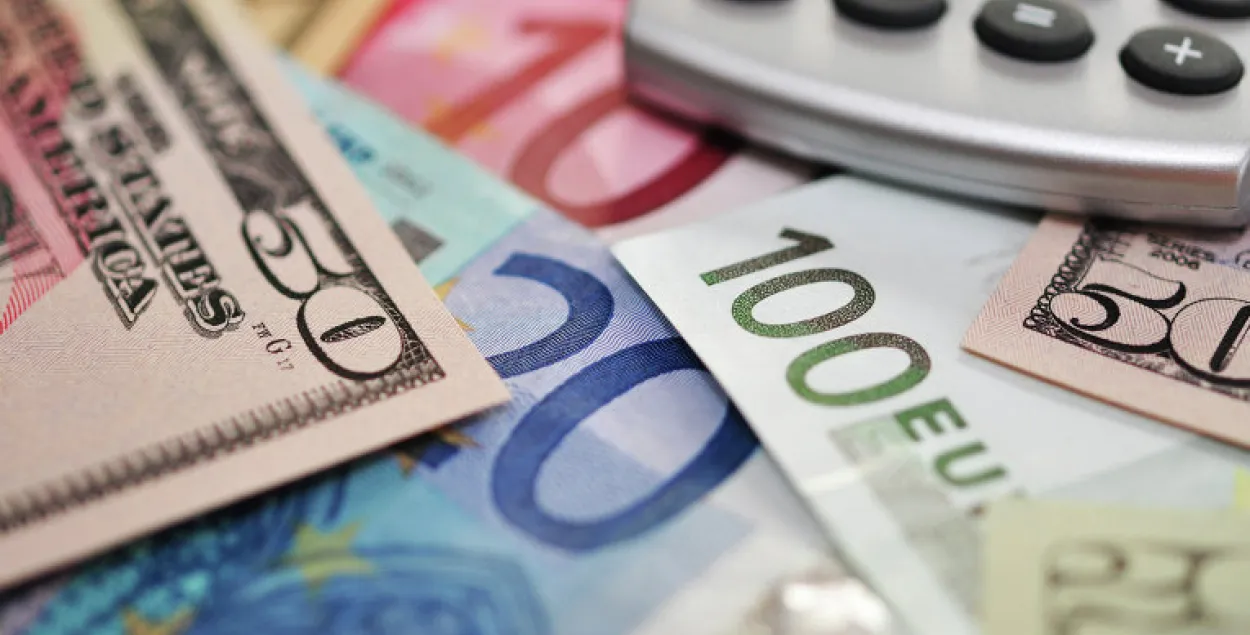 24 чэрвеня курс долара вырас на 250 рублёў, курс еўра знізіўся на 155