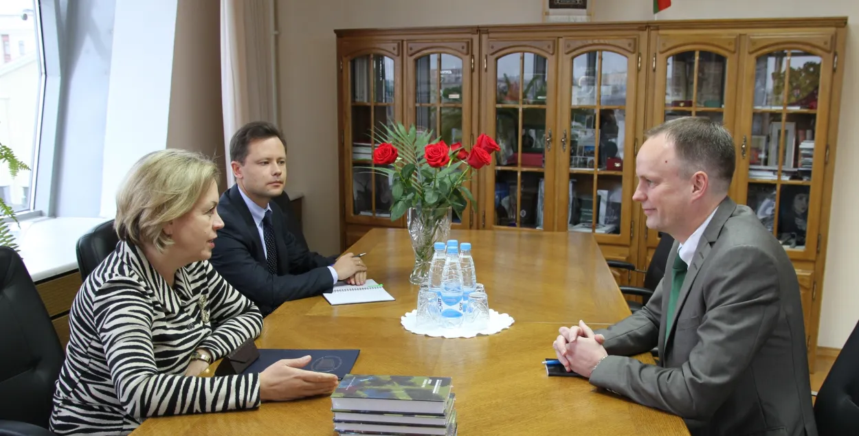 Шведскаму амбасадару перадалі збор твораў Алексіевіч па даручэнні Лукашэнкі