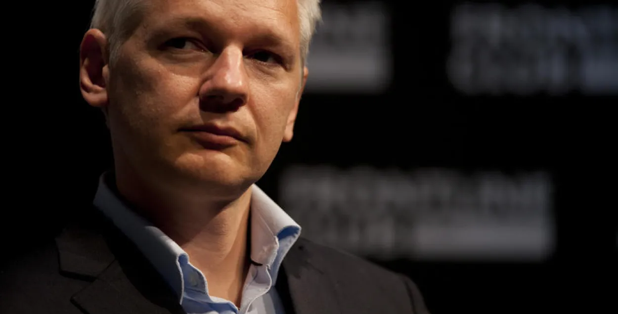 Заснавальніку Wikileaks Асанжу адключылі інтэрнэт