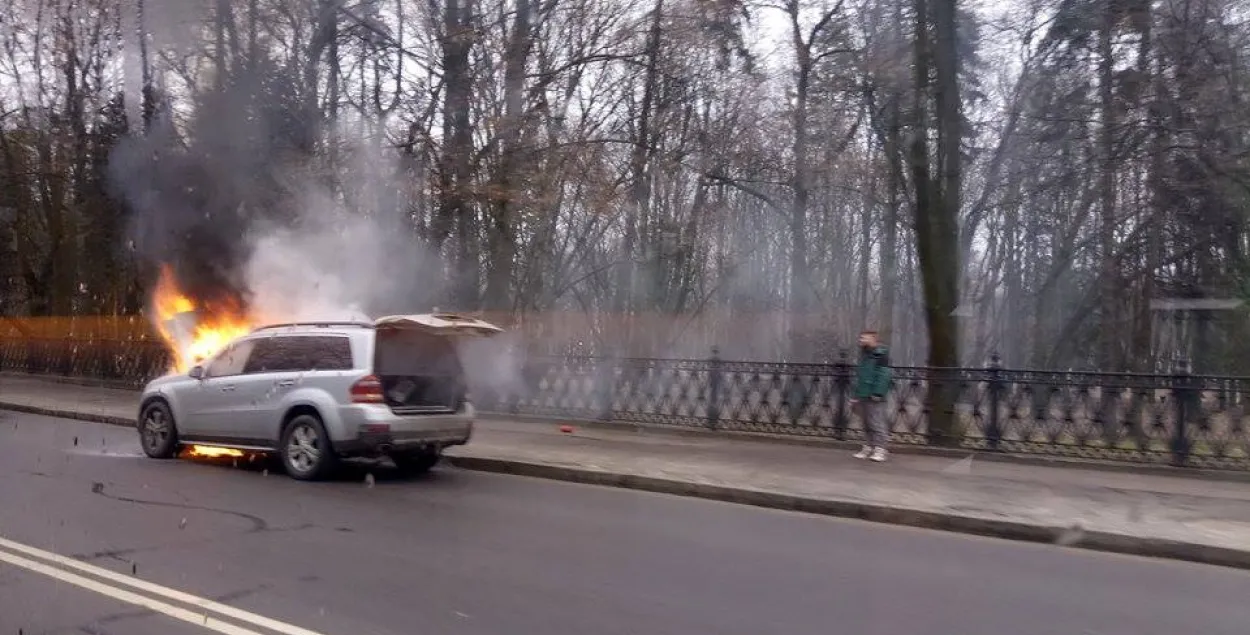 Фотафакт: У цэнтры Мінска падчас руху загарэўся Mercedes GL