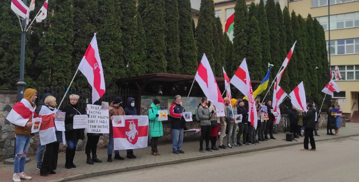 Акция протеста возле Белорусского консульства в Белостоке / t.me/belarusy_zarubezhja
