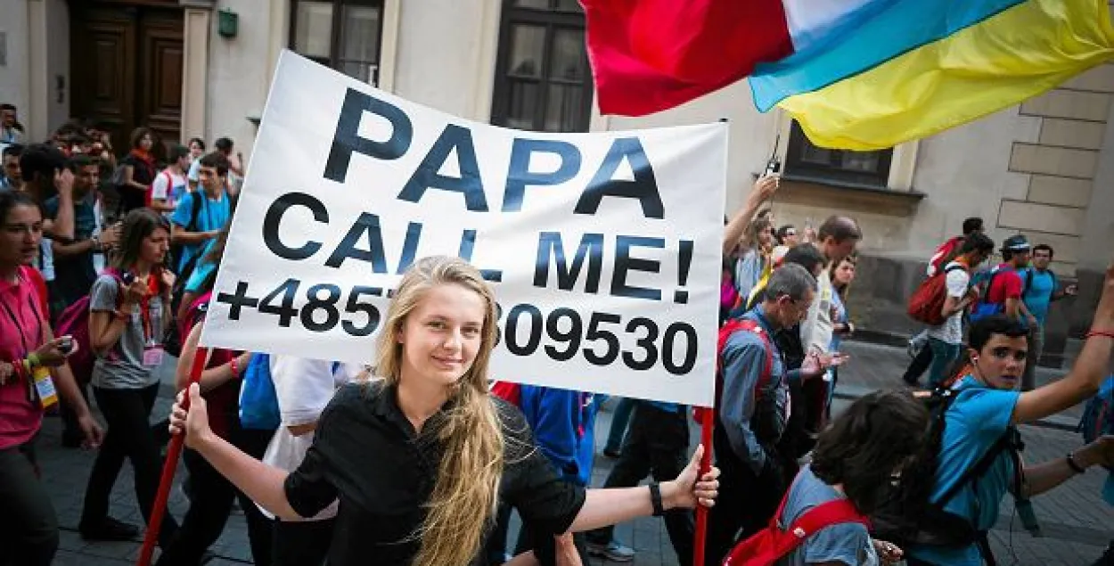 Яна Шостак з плакатам "Papa call me": Папа Рымскі мне як бацька
