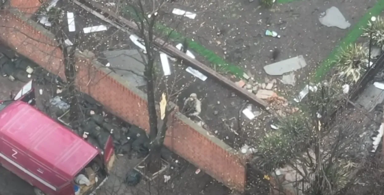Через забор летят гранаты / Скриншот из&nbsp;видео &quot;Азова&quot;