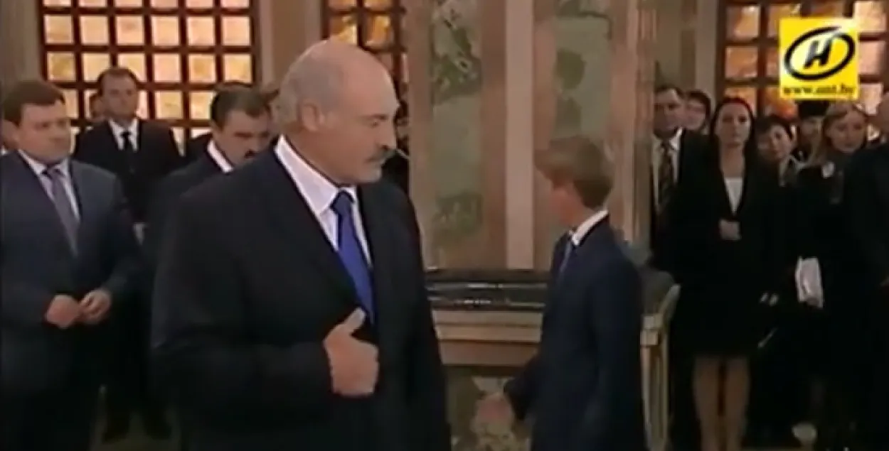 Коля Лукашэнка ў храме паказвае дзіўны знак старэйшым братам (відэа)