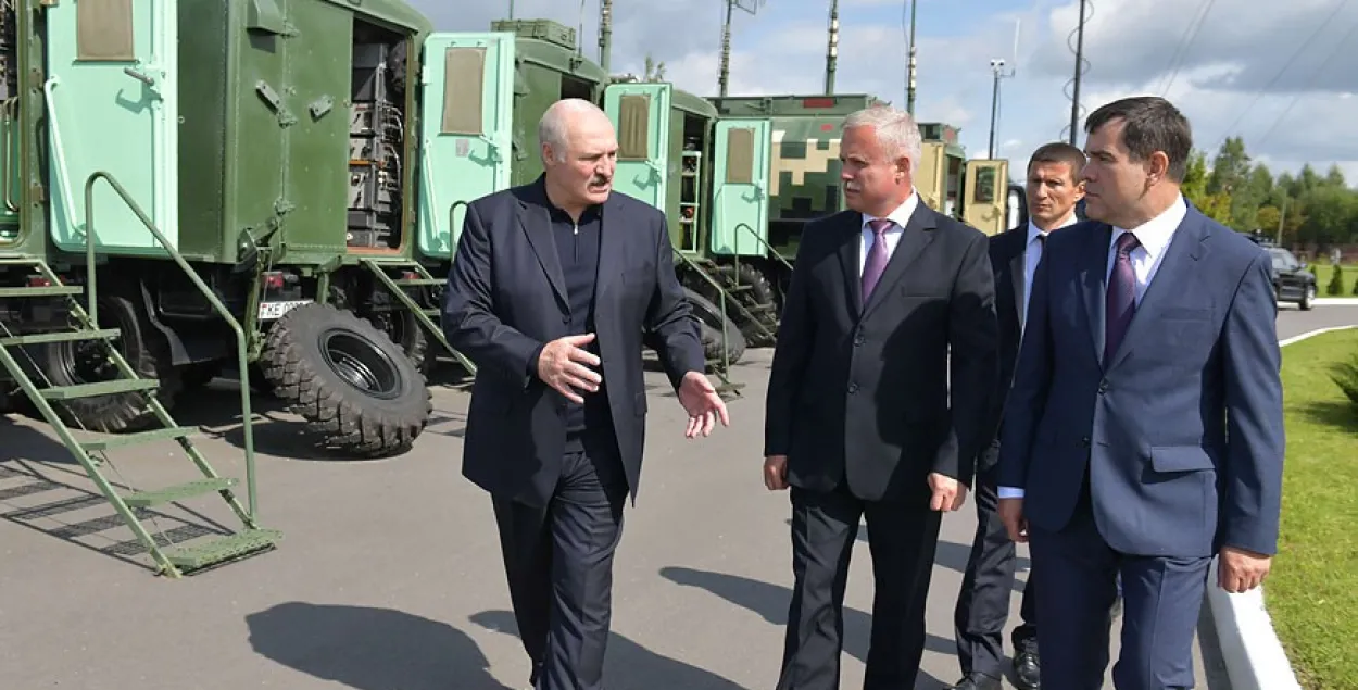 Лукашэнку паказалі спецтэхніку КДБ для нейтралізацыі беспілотнікаў