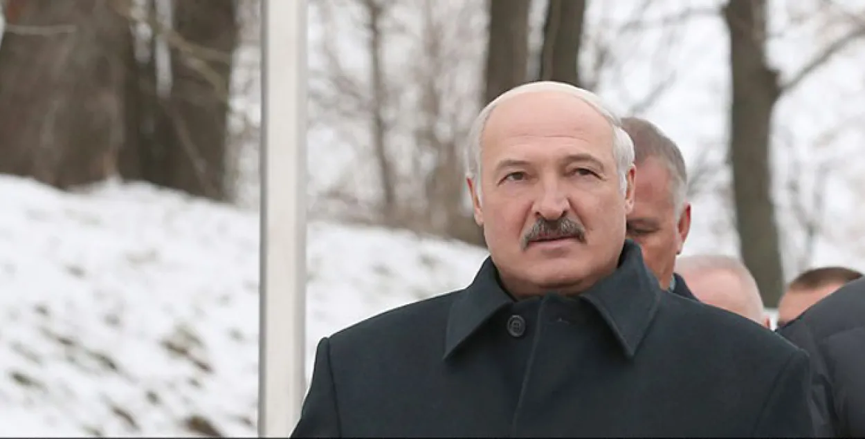 Лукашэнка даручыў у 2017 годзе вярнуць сярэдні заробак да 500 долараў