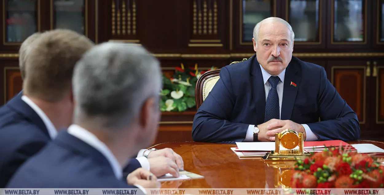 Лукашэнка: жонкі футбалістаў не працуюць, і ўсе — за БЧБ