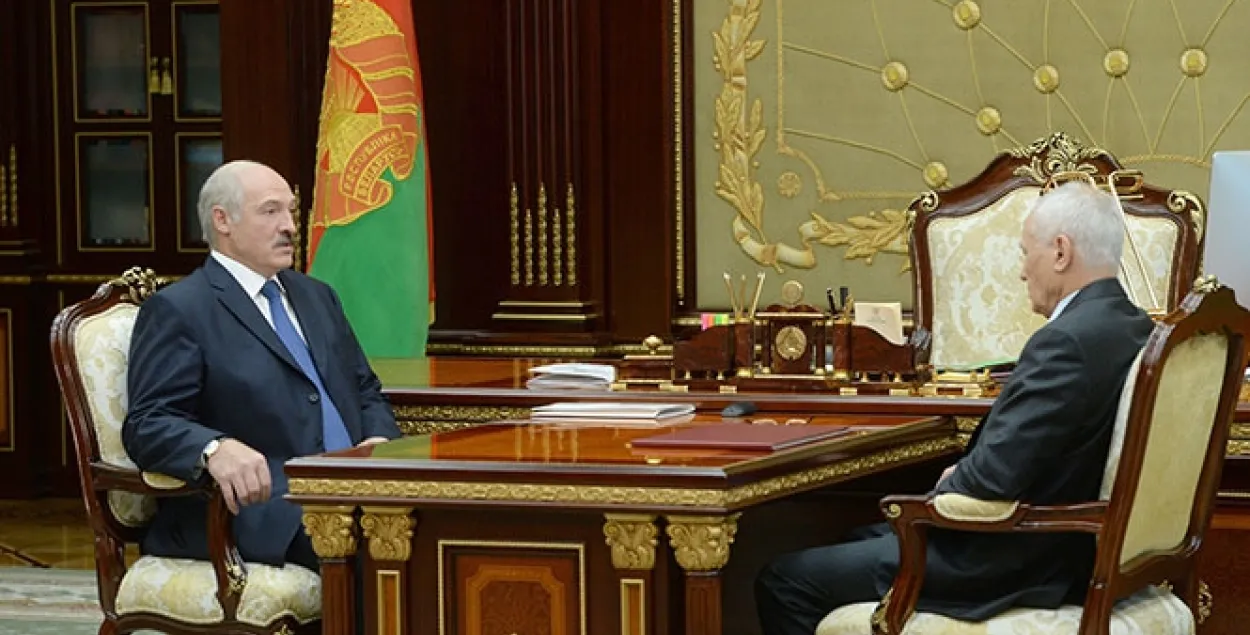 Лукашенко о России: Это уже через край, дальше так продолжаться не может