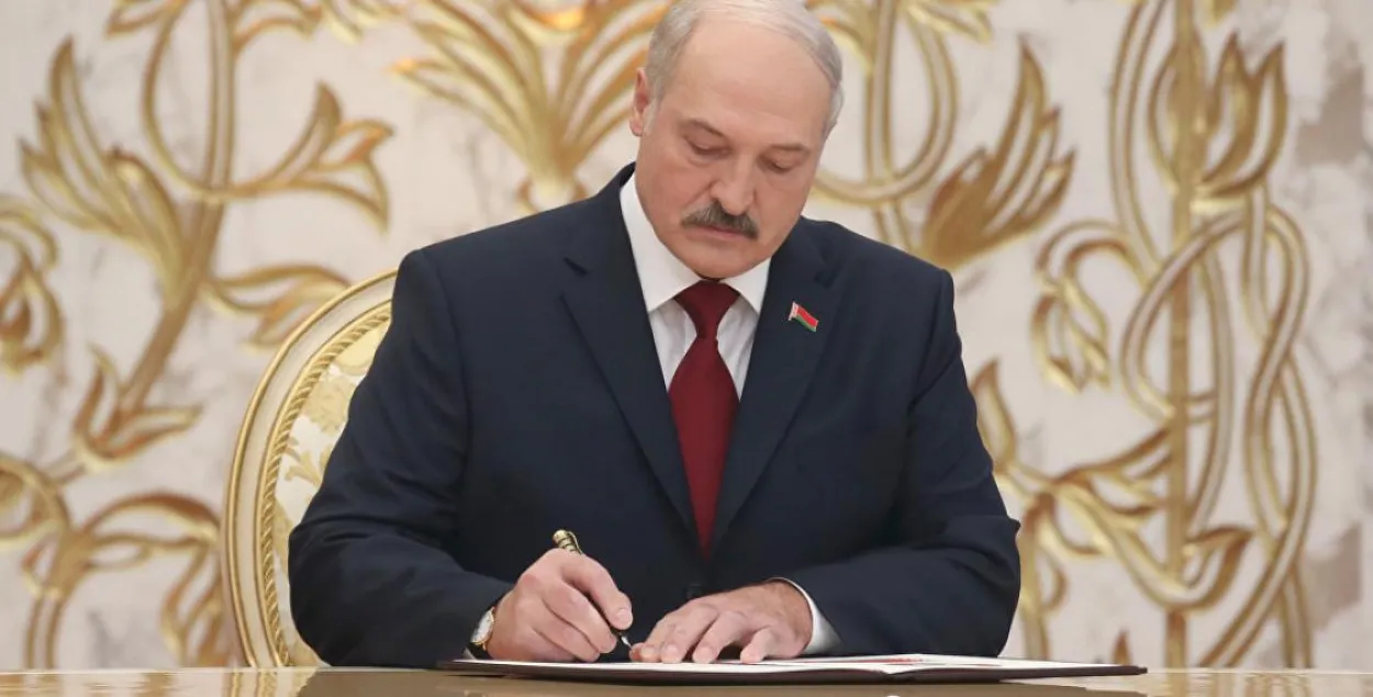 Лукашэнка падкарэктаваў "дэкрэт аб дармаедах"