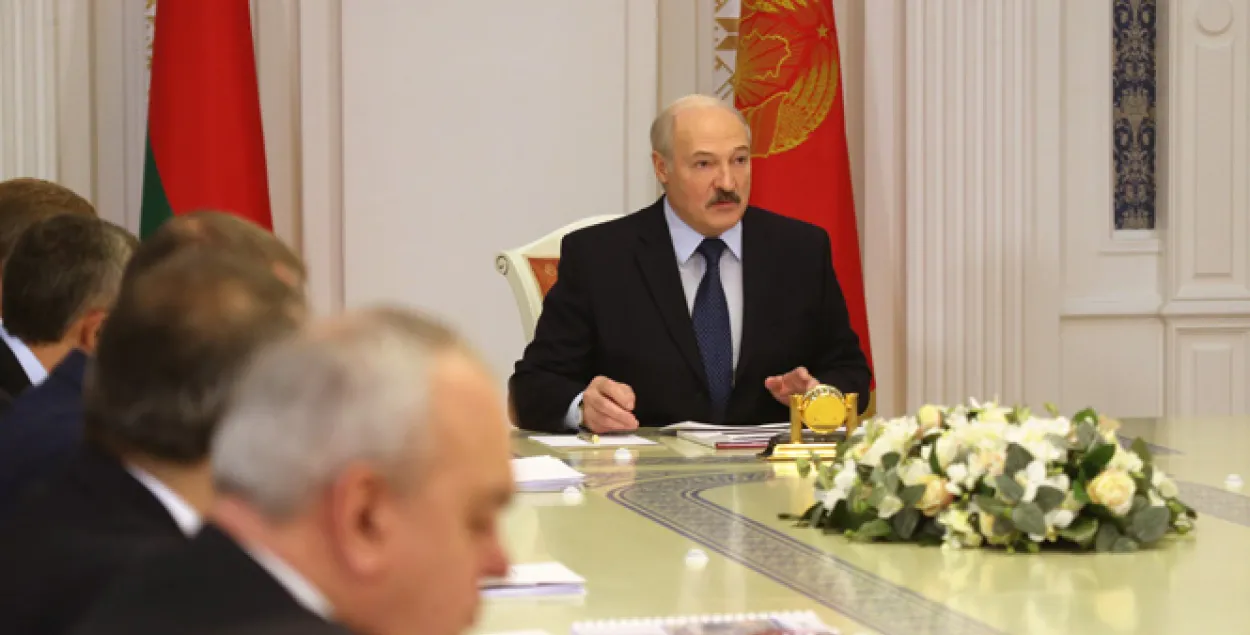 Лукашэнка заклікаў спыніць "балаўство з падаткамі на спіртное"