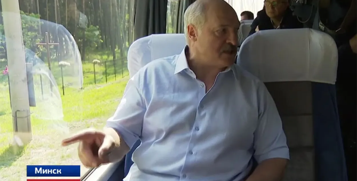 Туі замест крыжоў: Лукашэнка спыняўся каля Курапатаў (відэа)