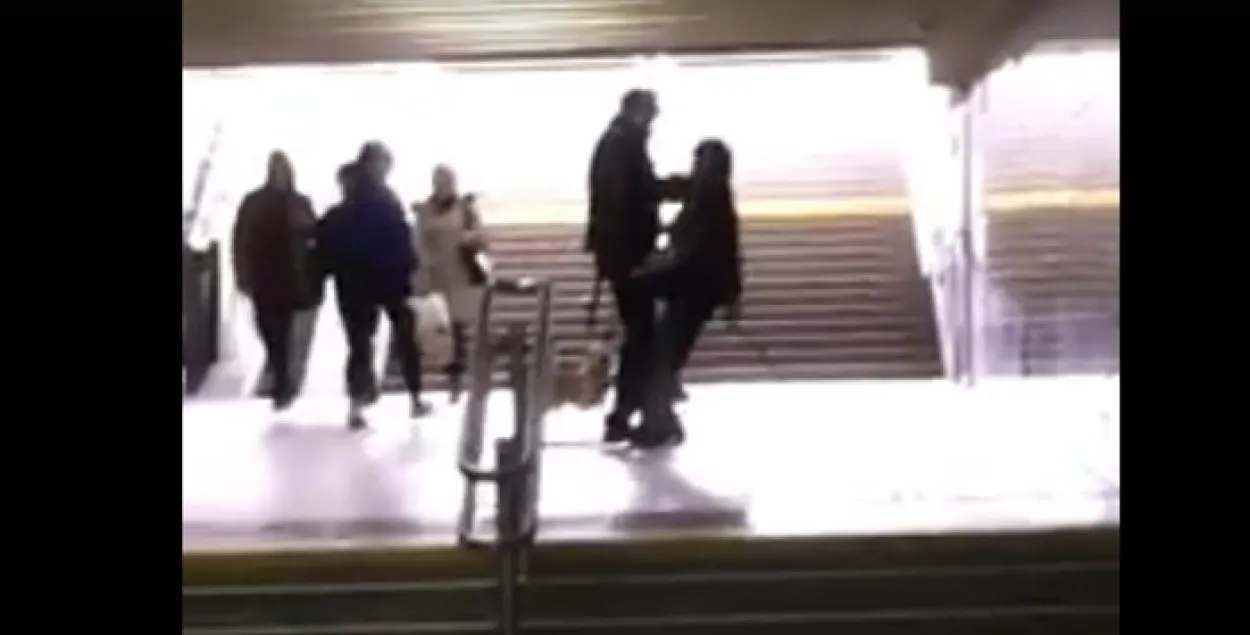 Мінчукі абаранілі бяздомнага ад міліцыянта ў метро (відэа)