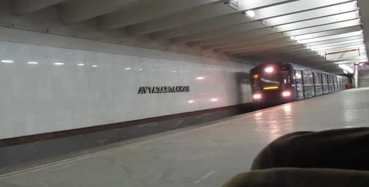 Рух на другой лініі метро спыняўся з-за падзення чалавека на рэйкі