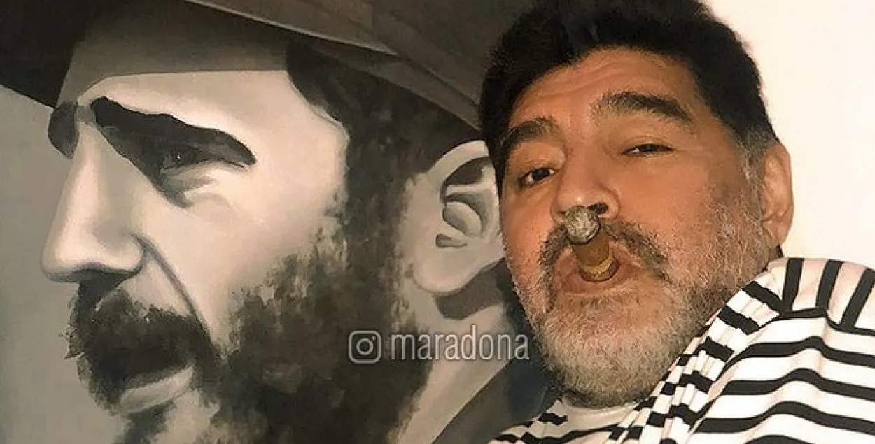 Диего Марадона возле портрета лидера кубинской революции Фиделя Кастро. Фото: instagram.com/maradona​
