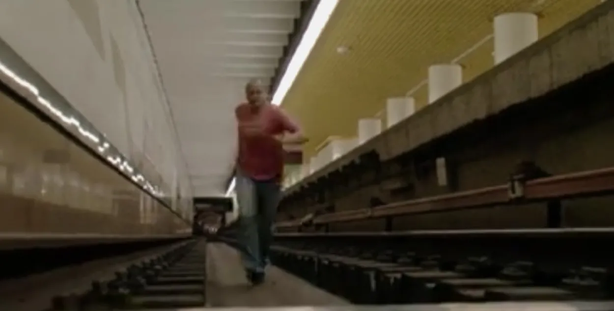З'явілася відэаінструкцыя для пасажыраў на выпадак падзення на рэйкі метро