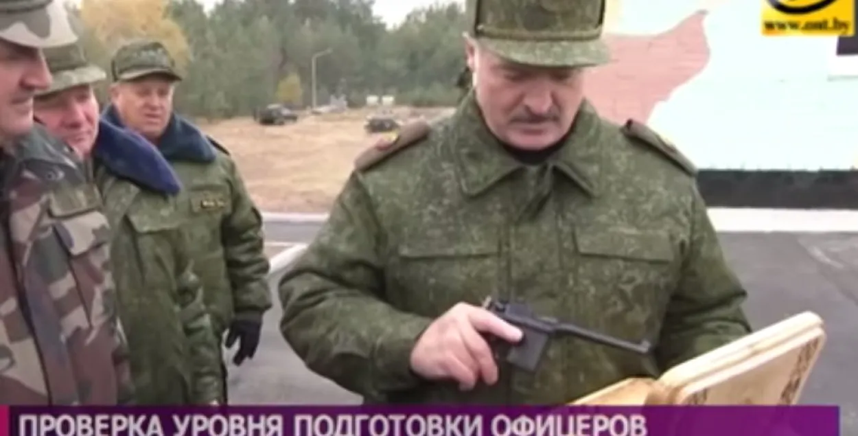 Лукашэнку падарылі пісталет "Маўзер" (відэа)