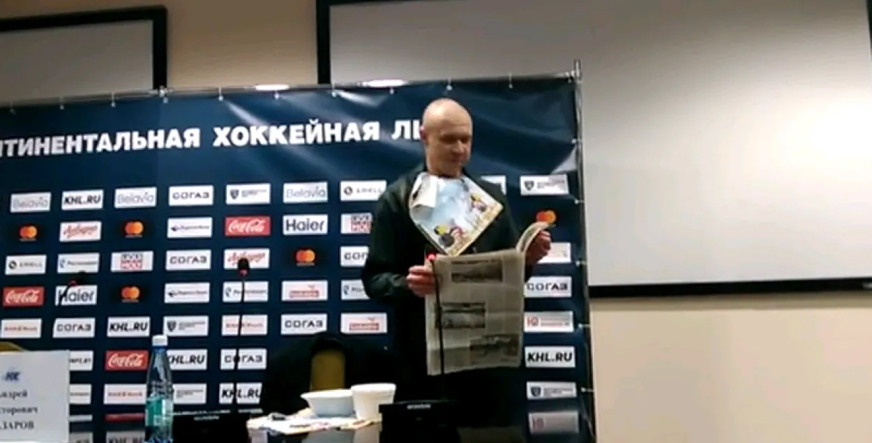 Відэа: У Мінску журналіст з'еў нумар сваёй газеты