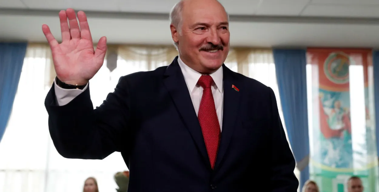 Александр Лукашенко на избирательном участке / Reuters