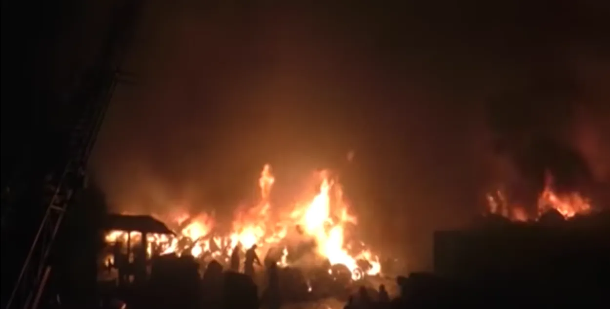 Буйны пажар пад Гродна тушаць 50 чалавек і 18 адзінак тэхнікі