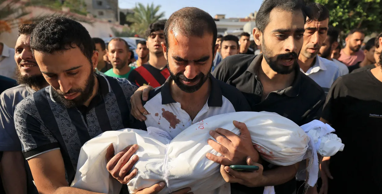 Бацька з загінулым дзіцем на руках у сектары Газа