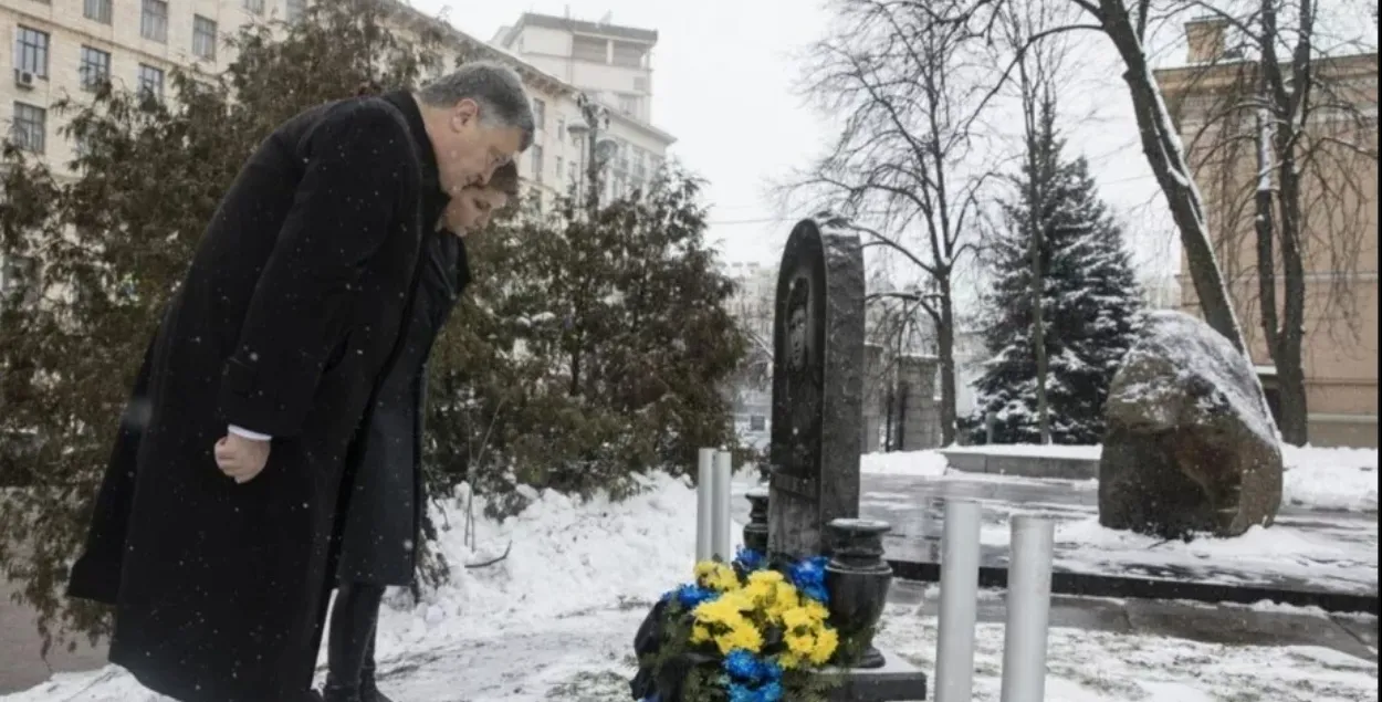Петр Порошенко со своей женой Мариной возле памятника Михаилу Жизневскому, январь 2018 года