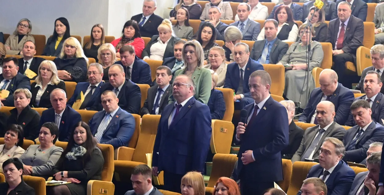 Председатель КГК Василий Герасимов стоит в центре
