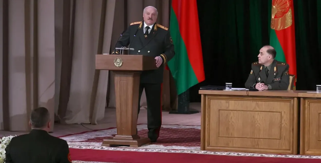 Александр Лукашенко в Центральном доме офицеров не мог сдержать эмоций
