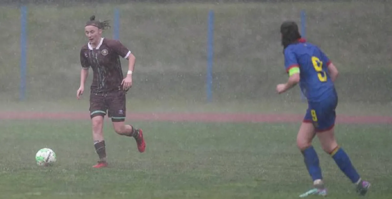 Женский футбол под сильным дождем
