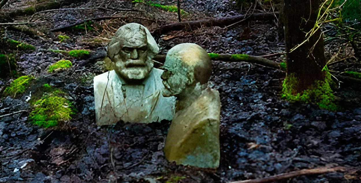 Бюсты Ленина и Маркса, найденные в лесу
