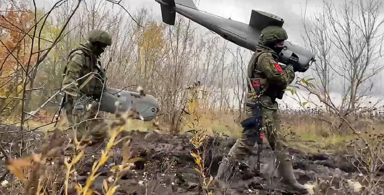 Российские военные с беспилотником

