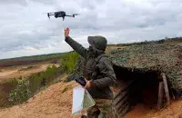 Белорусский военный запускает дрон
