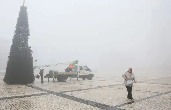 Устаноўка ёлкі на Сафійскай плошчы ў Кіеве, 17 снежня / Reuters
